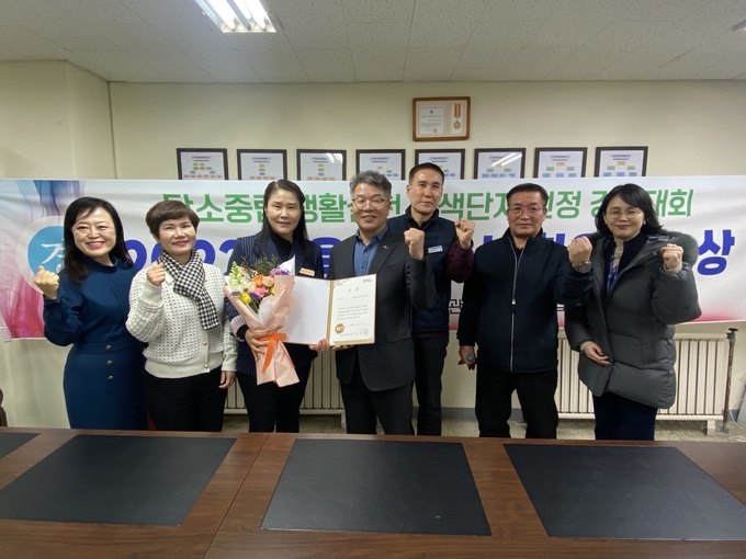 용인특례시 관계자가 ‘탄소중립 생활실천 녹색단지 선정 경진대회’ 최우수 단지에 인증패를 수여하고 있다. (사진=용인시 제공)<br>
