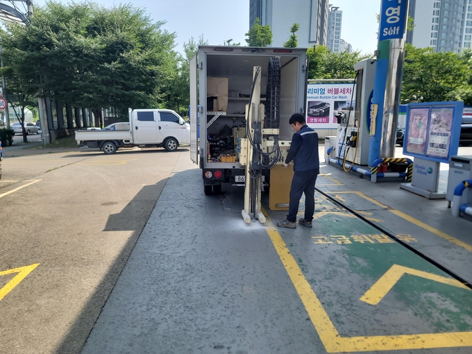 경기도보건환경연구원은 최근 진행한 토양오염 실태조사를 통해 폐기물 처리·재활용 관련 지역 등 3곳에서 기준치를 초과한 토양오염물질이 검출된 것을 확인했다. 사진은 지난해 토양오염 실태조사를 진행하는 모습. (사진=경기도 제공)