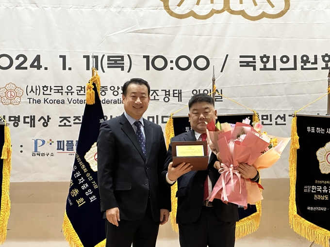 11일 열린 ‘제6회 정명 대상 시상식’에서 박창호 인천시의원이 정명 의정 대상을 수상했다. ( 사진 = 박창호 인천시의원 제공 )