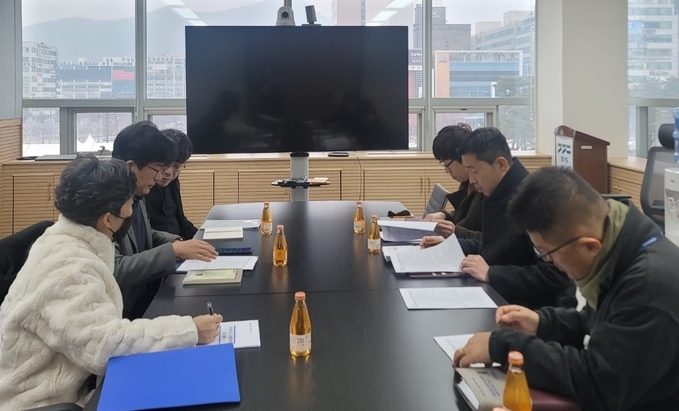 경기도가 포천시, 경기연구원과 함께 11일 경기도청 북부청사에서 실무 회의를 열고 포천 6군단 사령부 부지 활용을 통한 특화산업 기업유치 전략 등을 논의했다. (사진=경기도 제공)