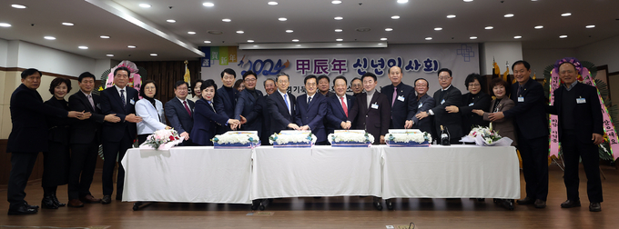 11일 경기북부상공회의소 신년인사회에서 김동연 경기도지사 등 참석자들이 기념촬영을 하고 있다. (사진=경기도 제공)