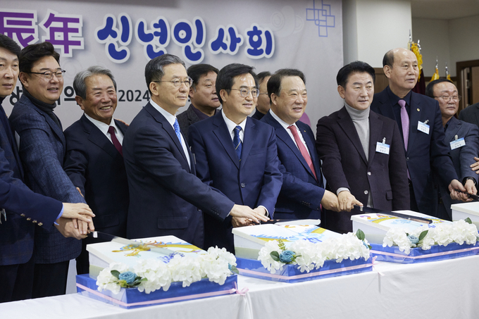 11일 경기북부상공회의소에서 열린 신년인사회 참석자들이 기념사진을 찍고 있다. (사진=경기도 제공)