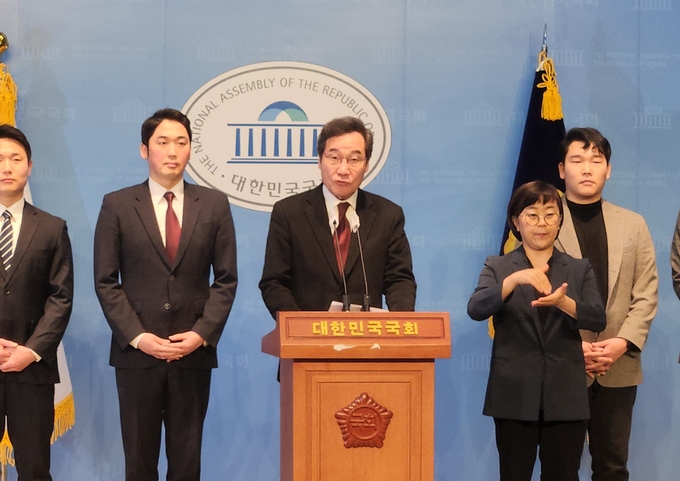 이낙연 더불어민주당 전 대표가 11일 국회 소통관에서 기자회견을 열고 탈당 의사를 밝히고 있다. (사진=김한별 기자)