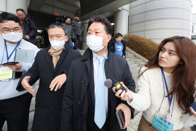  11일 안용찬 애경산업 전 대표가 가습기 살균제 사건 항소심에서 유죄를 받은 후 법원을 빠져나오는 모습. (사진=연합뉴스 제공)