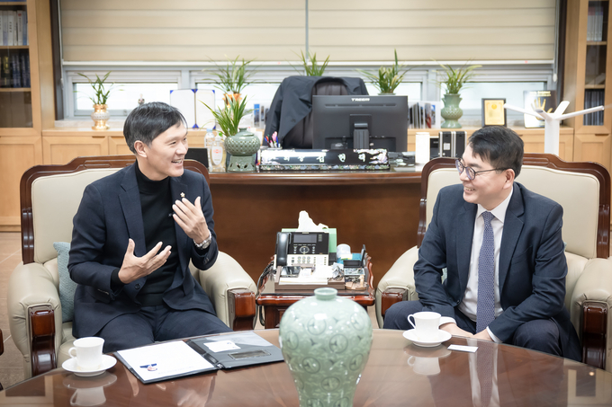 김현택 남양주시의회 의장과 김필식 신임 남양주세무서장이 11일 지역경제회복을 위한 방안을 논의하고 있다. (사진=남양주시의회 제공)