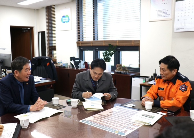 “안민석 국회의원, 조용호 도의원, 정찬영 오산소방서장” 이 오산의 소방안전을 위해 간담회를 개최했다. (사진=오산소방서)