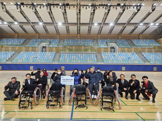 11일 남양주시 남양주체육문화센터에서 진행된 스포츠 휠체어 전달식에 참석한 관계자들이 기념사진을 찍고 있다. (사진=경기도장애인체육회 제공)