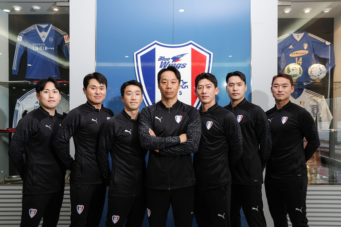프로축구 K리그2 수원 삼성은 12일 2024시즌 코칭스태프 구성을 완료했다고 밝혔다. 왼쪽부터 송기호 스포츠 사이언티스트, 김성현 피지컬 코치, 고차원 코치, 염기훈 감독, 오장은 수석코치, 양상민 2군코치, 신화용 GK코치. (사진=수원 삼성 제공)