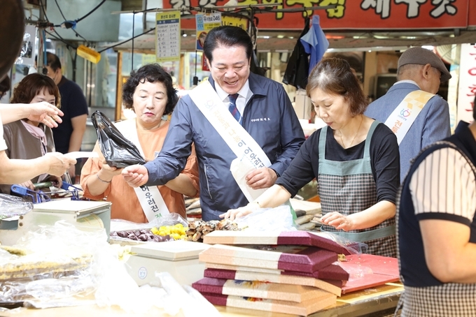 최대호 안양시장이 전통시장을 찾아 물품을 구매하고 있다. (사진=안양시 제공)