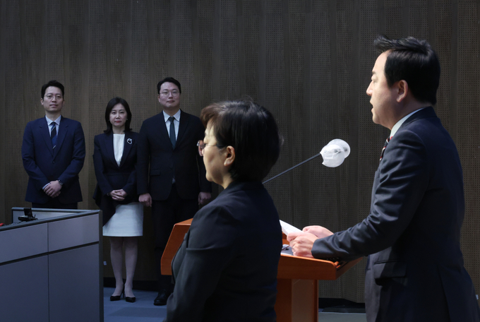 김용남 전 새누리당(국민의힘 전신) 의원이 12일 국회에서 탈당 및 개혁신당 합류 기자회견을 하고 있다. 왼쪽은 이기인, 허은아, 천하람 신당 공동창당준비위원장. (사진=연합뉴스)