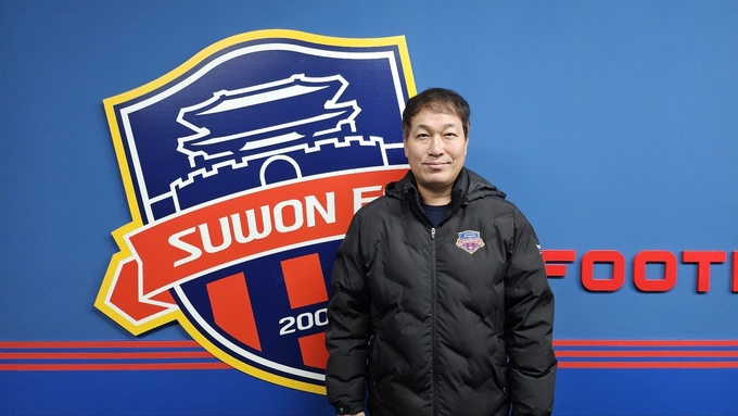 박길영 수원FC 위민 감독이 지난 12일 수원종합운동장에서 열린 인터뷰를 마친 뒤 기념사진을 찍고 있다. (사진=유창현 기자)