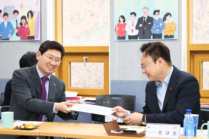 이상일 용인시장이 지난 11일 조규홍 보건복지부 장관을 만나고 있다. (사진=용인시 제공)<br>
