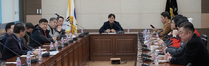 13일 오후 3시 국민의힘 소속 시의원들은 시의회 의원총회의실에서 의원총회 전 의견을 나누고 있다. ( 사진 = 김주헌 기자 )
