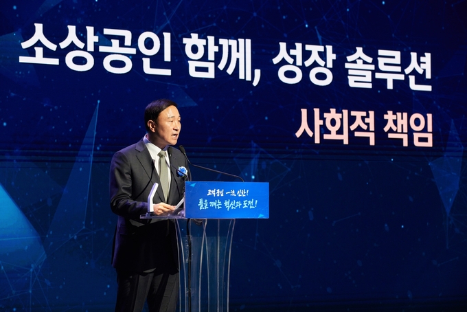 문동권 신한카드 사장이 ‘2023년 업적평가대회'에서 격려사를 전하고 있다. (사진=신한카드 제공)