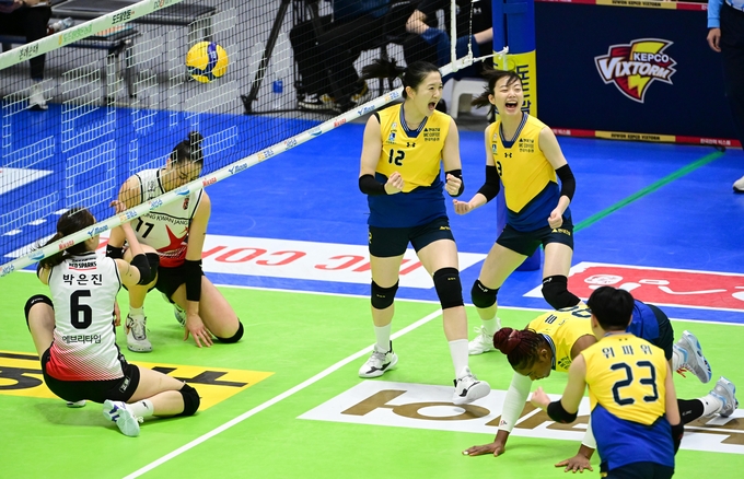 14일 수원체육관에서 열린 도드람 2023~2024 V리그 여자부 4라운드 수원 현대건설과 대전 정관장의 경기에서 현대건설 선수들이 득점에 성공한 뒤 환호하고 있다. (사진=한국배구연맹 제공)
