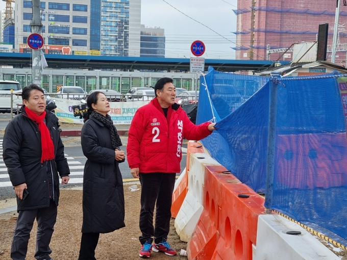 석호현 국민의힘 예비후보(화성시병)가 'GTX-C 병점역 연장과 병점역 복합환승센터 공약'을 발표하고 현장을 둘러보고 있다. (사진=석호현 예비후보 제공)