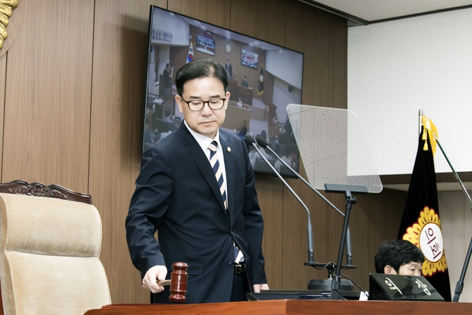  본희의장에서 의사 진행하고 있는 김인수 의장. (사진=김포시의회 제공)