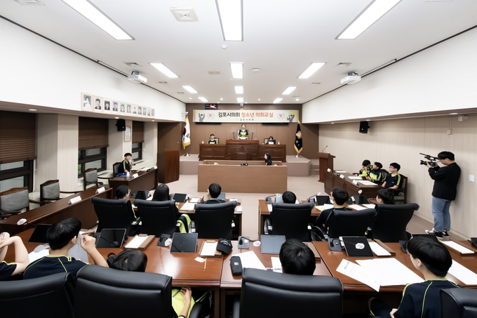 청소년 의회교실’을 체험 중인 하늘빛중학교 학생들. (사진=김포시의회 제공)