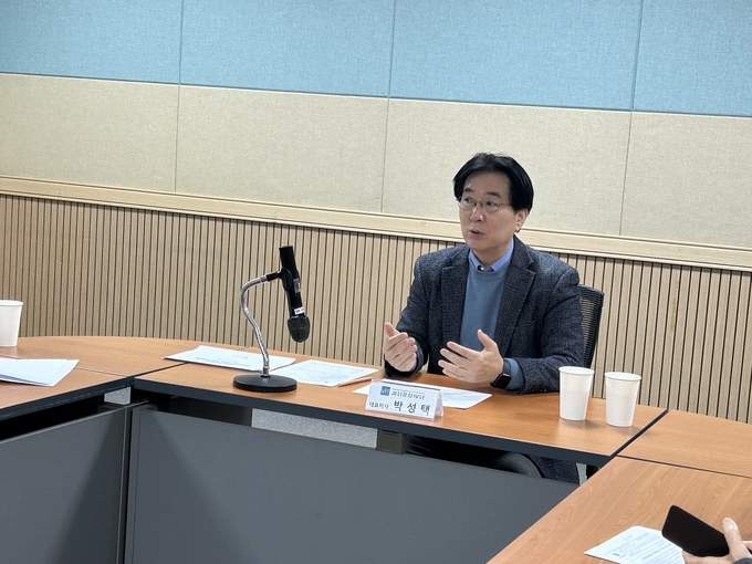 박성택 과천문화재단 대표이사가 신년 기자간담회에서 2024년도 사업계획을 밝히고 있다. (사진=과천문화재단 제공)