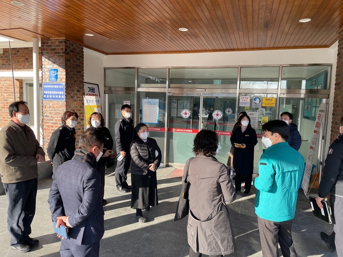 가평군이 사회복지시설 '가평군 꽃동네'에서 합동 화재안전 점검을 시행하고 있다. (사진=가평군 제공)