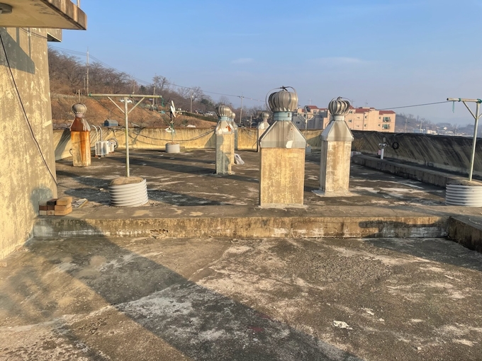 노후주택 옥상. (사진=강화군 제공)