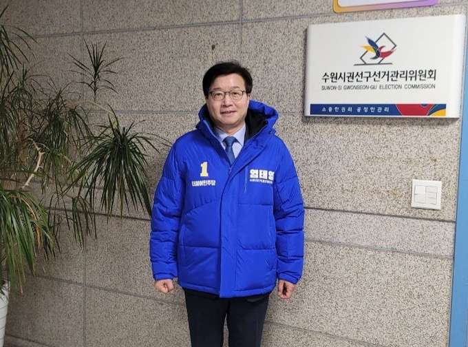 염태영 전 수원시장이 15일 선관위에 수원무 국회의원 예비후보 등록을 마치고 기념사진을 찍고있다. (사진=염 시장 측 제공)