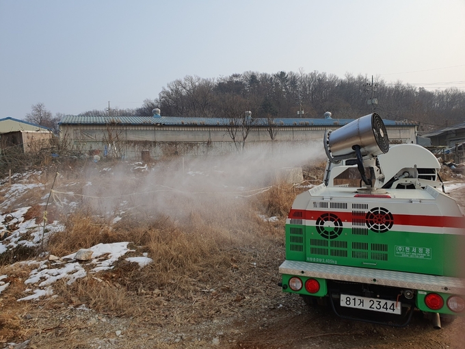 인천 계양구는 오는 설 명절을 대비해 고병원성 조류인플루엔자(AI)와 구제역 바이러스의 유입 차단을 위한 방역을 강화한다. ( 사진 = 계양구 제공 )