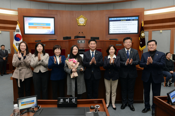 제282회 오산시의회가 임시회 명예의장으로 오산시 청년협의체 서유진 대표를 위촉했다. (사진=오산시의회 제공)