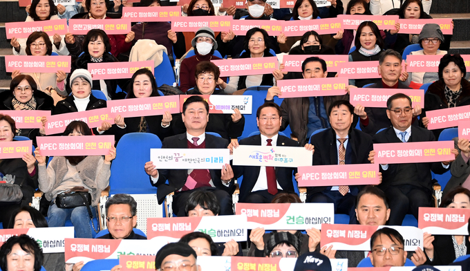 유정복 인천시장이 15일 미추홀구 인하대학교 대강당에서 열린 '2024 생생톡톡! 애인(愛仁) 소통'을 마친 뒤 구민들과 APEC 정상회의 인천유치 캠페인을 펼치고 있다. ( 사진 = 인천시 제공 )