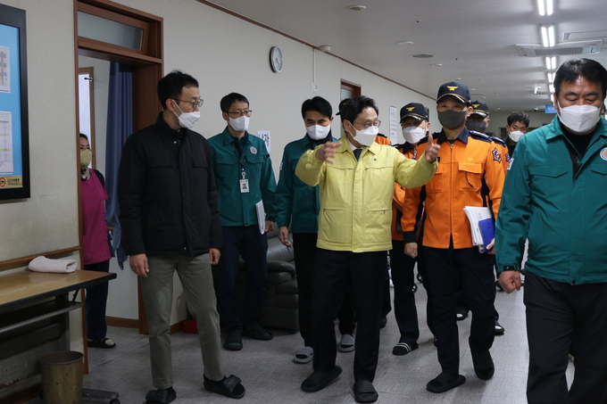 오후석 경기도 행정2부지사(가운데)가 구리시립 노인전문요양원을 방문해 화재 예방 실태를 점검하고 있다. (사진=구리소방서 제공)