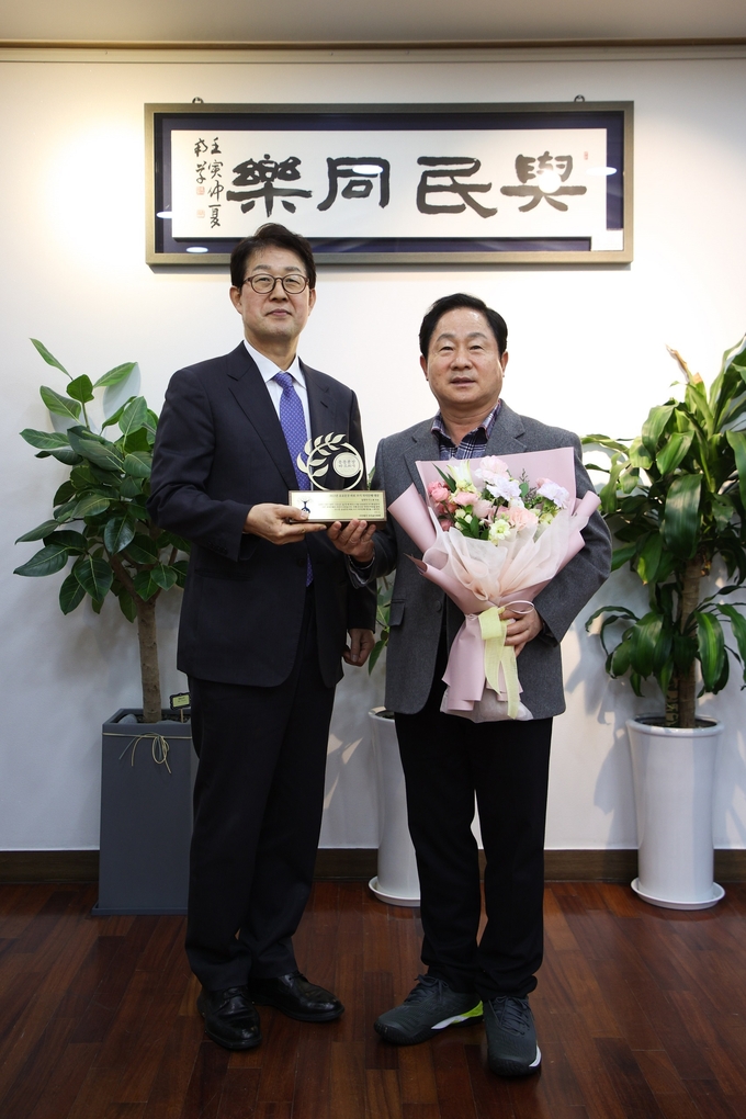 주광덕 남양주시장이 우리글진흥원이 주관하는 ‘2023년 공공문장 바로 쓰기’ 자치단체장 소통 부문 대상을 수상하고 기념촬영을 하고 있다.(사진=남양주시 제공
