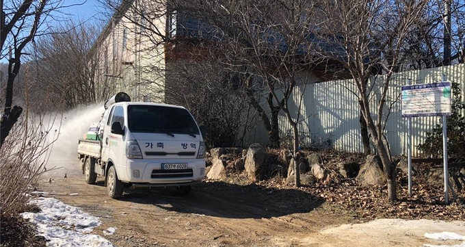 경기도가 아프리카돼지열병(ASF) 발생 위험이 높은 겨울철을 맞아 도내 재발 방지를 위해 방역관리 강화를 추진한다. 사진은 방역을 진행하는 차량 모습. (사진=경기도 제공)