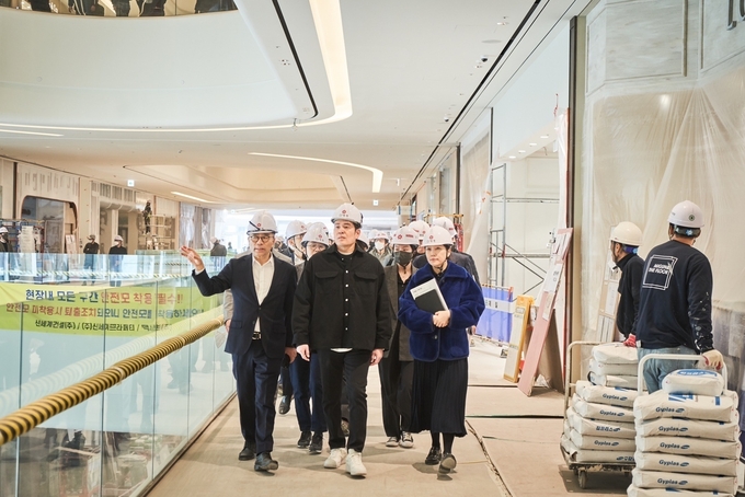 마감공사가 진행 중인 스타필드 수원에서 현장점검을 하는 정용진 부회장. (사진=신세계 제공)