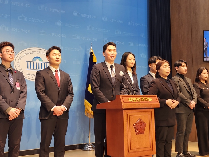 신정현 전 경기도의회 의원 등 더불어민주당 청년 당원이었던 10여 명이 16일 국회 소통관에서 탈당을 선언하고 있다. (사진=김한별 기자)