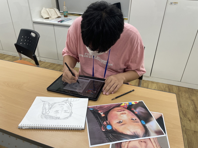 올해 수원시 고향사랑기금으로 사업을 추진하게 될 ‘디지털 드로잉 작가 양성교육’에 참여하고 있는 학생. (사진=수원특례시 제공)