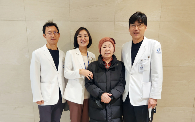 가천대 길병원에서 신금례 씨(오른쪽 두번째)와 의료진들이 기념촬영하고 있다. ( 사진 = 가천대 길병원 제공 )