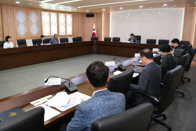 강화군이 청소년복지심의원회를 개최하고 위기 청소년 특별지원 사업을 논의하고 있다. (사진 = 인천 강화군 제공)