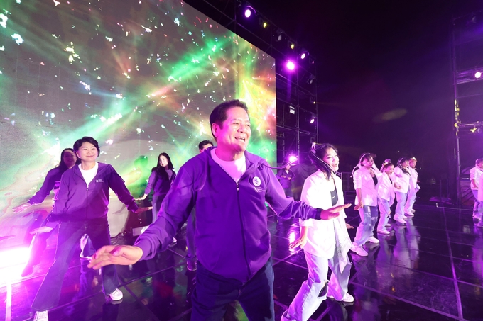 최대호 안양시장이 지난해 열린 안양춤축제 무대에 올라 출연자들과 함께 춤을 추고 있다. (사진=안양시 제공)