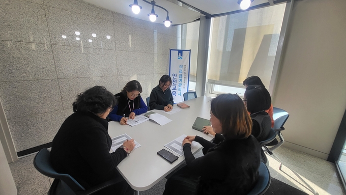 16일 수원시에 소속된 의료급여관리사들이 안전대책교육을 듣고 있다. (사진=수원시 제공)