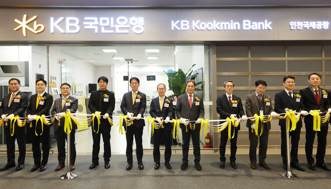 이학재 인천국제공항공사 사장(왼쪽 7번째)과 양종희 KB금융그룹 회장(왼쪽 6번째), 이재근 KB국민은행장(왼쪽 5번째) 및 관계자들이 KB국민은행 인천국제공항지점 개점식에서 개점 축하 테이프 커팅식을 진행하고 있다. (사진=KB국민은행 제공)