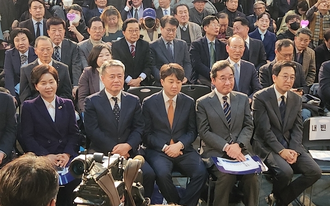 16일 서울여성플라자에서 열린 새로운미래 창당발기인대회에 참석한 (왼쪽부터) 양향자 한국의희망 대표, 이관승 민생당 공동대표, 이준석 개혁신당(가칭) 정당정책위원장, 이낙연 전 더불어민주당 대표, 금태섭 새로운선택 대표가 착석해 있다. (사진=김한별 기자)