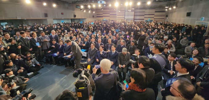 16일 서울여성플라자에서 열린 새로운미래 창당발기인대회에 2500여 명의 인파가 몰려있다. (사진=김한별 기자)