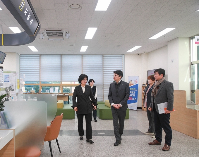 홍지선(가운데) 남양주시 부시장이 16일 관내 읍면동 행정복지센터를 방문해 시설을 둘러보고 있다. (사진=남양주시 제공)