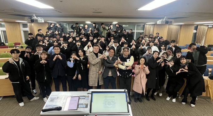 경복대학교 작업치료학과 교수와 학생들이 단체 기념촬영을 하고 있다. (사진=경복대 제공)