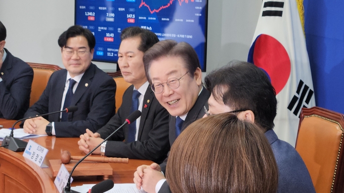 이재명 더불어민주당 대표가 17일 국회에서 최고위원회의를 올해 처음으로 주재하며 환한 미소를 모이고 있다. (사진=김한별 기자)