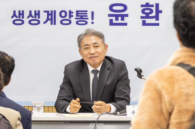 윤환 계양구청장은 하반기 동 방문 구민과의 대화에서 소통을 이어가고 있다. ( 사진 = 계양구 제공 )
