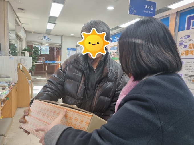 양평군 강상면이 취약계층에 방한용품을 지원하고 있다. (사진=양평군 제공)