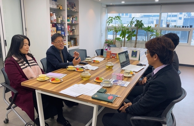이상창 경기지방중소벤처기업청장이 17일 안양소재 (주)에스앤피인터내셔널에 방문해 규제⋅애로를 청취하고 있다. (사진=경기지방중소벤처기업청 제공)