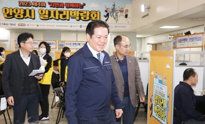 최대호 안양시장이 지난해 11월 열린 안양시 일자리박람회를 방문해 현장을 점검하고 있다. (사진=안양시 제공)