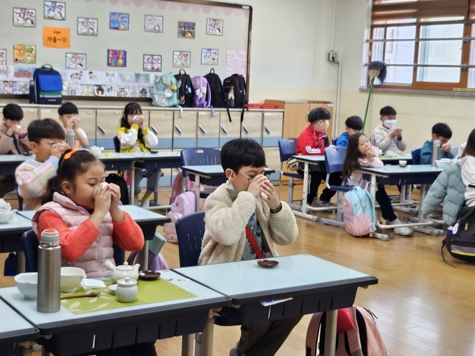 시흥교육지원청이 진행한 공유학교에서 학생들이 다도를 체험하고 있다. (사진=경기도교육청)